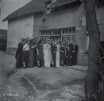 De Bruilofsgasten met de Bruiden en Bruidegom Joep voor het huis in Klimmen. 